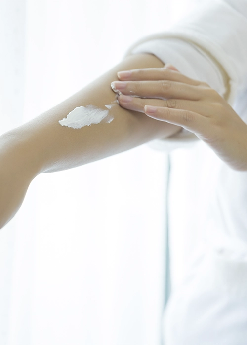 Aplicación de Fungosel Crema en la piel